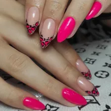 سالن کاشت ناخن شیوا حیدری