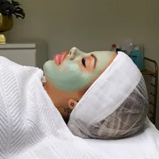 سالن مراقبت پوستی افسانه