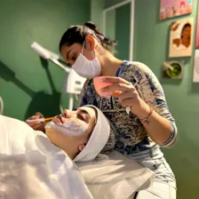 سالن مراقبت پوستی مون