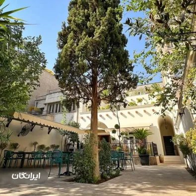 کافه و کتابفروشی اُرسا